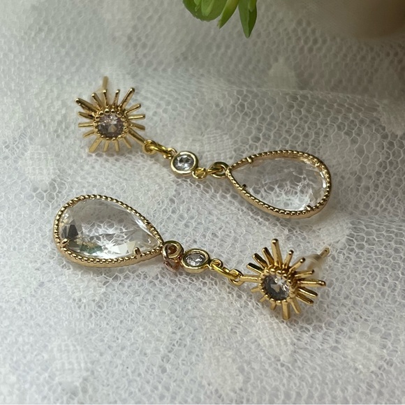 Gold Star Clear Glass Dangle Earrings - Picture 1 of 3